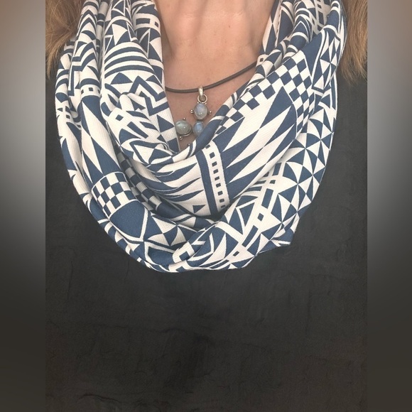 🎉Geometric Design Blue & White Infinity Scarf - Very Pretty - Picture 1 of 7